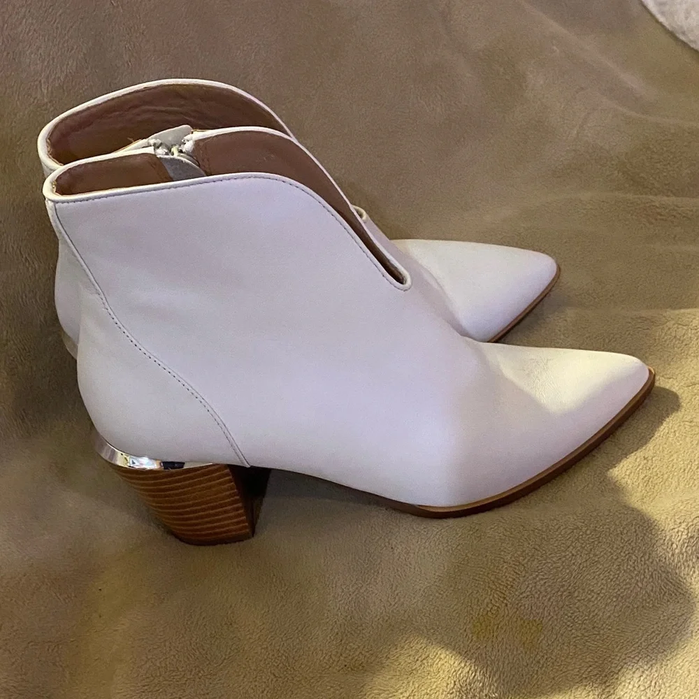 Paulo Ankle bootee like new size 7